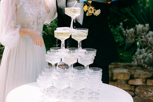 Champagne tower na svatbě